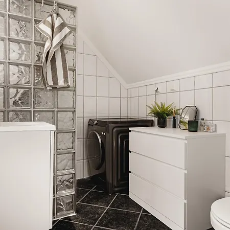 Top-floor W/ Private Patio And Work Space Appartement Bergen