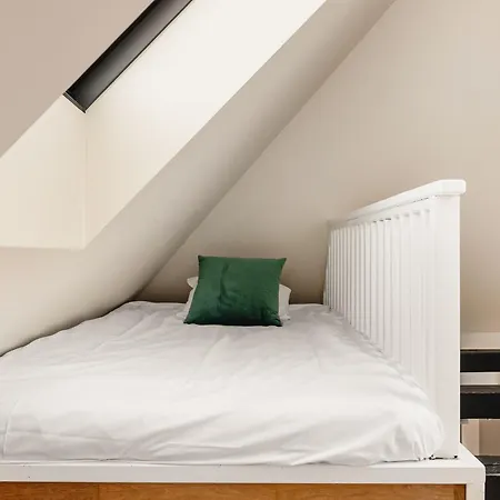 Appartement Top-floor W/ Private Patio And Work Space *