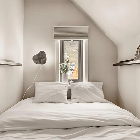 Top-floor W/ Private Patio And Work Space Appartement Bergen
