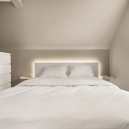 Top-floor W/ Private Patio And Work Space Берген