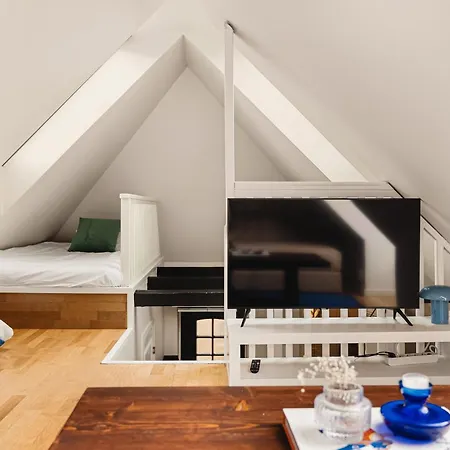 Top-floor W/ Private Patio And Work Space Appartamento Bergen