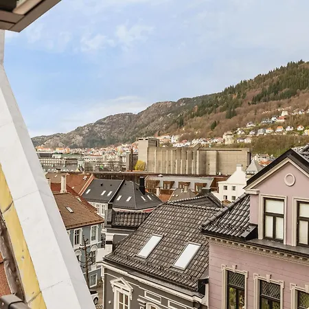 Top-floor W/ Private Patio And Work Space * Bergen