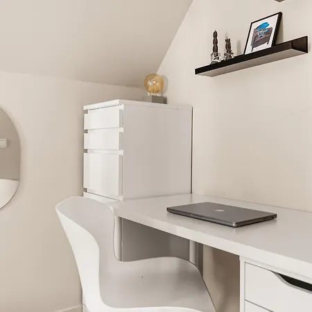 Top-floor W/ Private Patio And Work Space Bergen