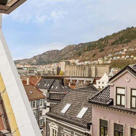 Top-floor W/ Private Patio And Work Space * Bergen